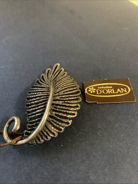 Création D'ORLAN Leaf Brooch - Antique Silver Tone